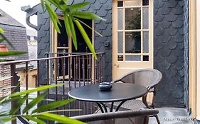 Suites Mana- Studio Art Ducal avec Terrasse sur l'arrière de la Place Ducale Parking inclus